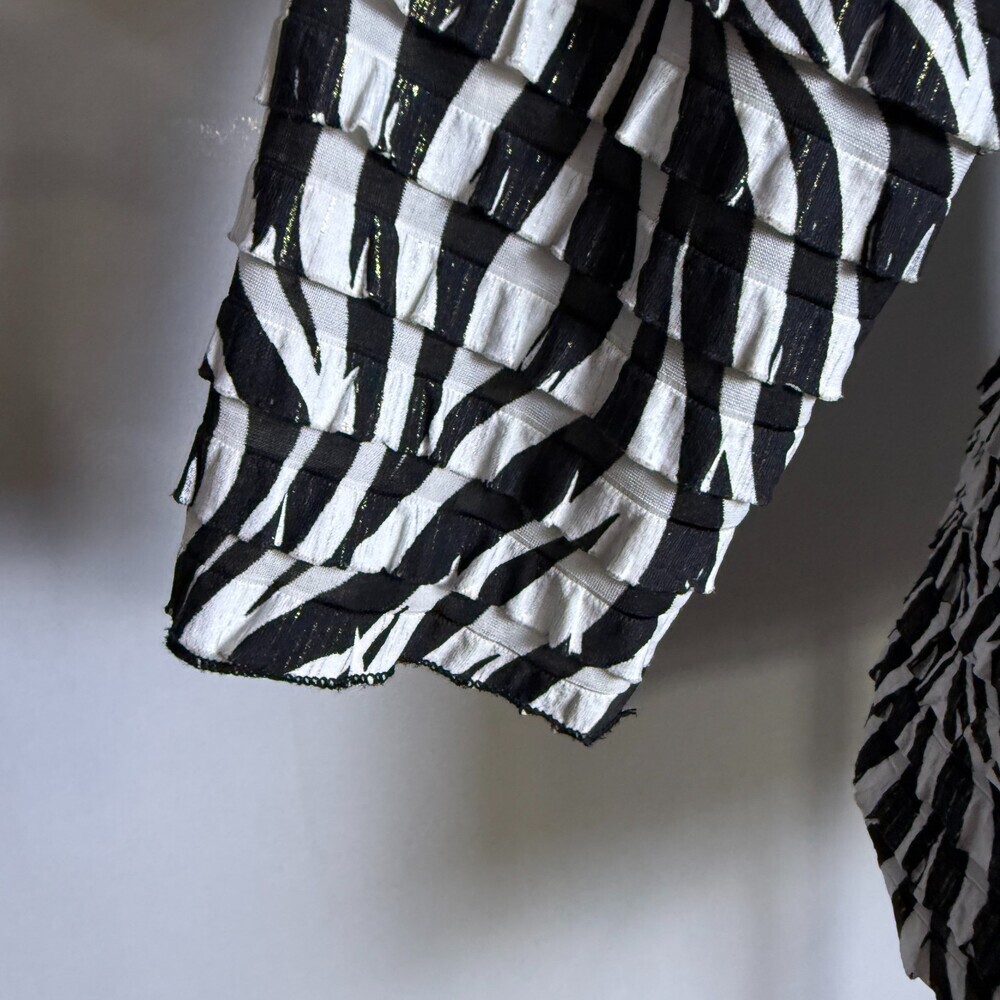 Investments Women's Ruffle Zebra Print Blouse Sz L Black White Gold 3/4 Sleeves - Picture 5 of 14